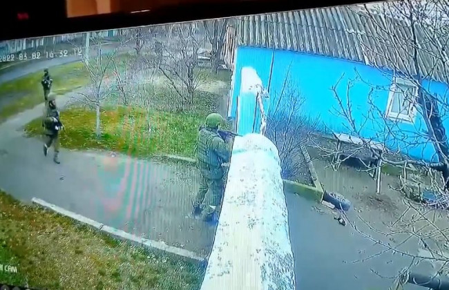 Под Николаевом безоружные люди выгнали из своего двора вооруженных оккупантов, видео