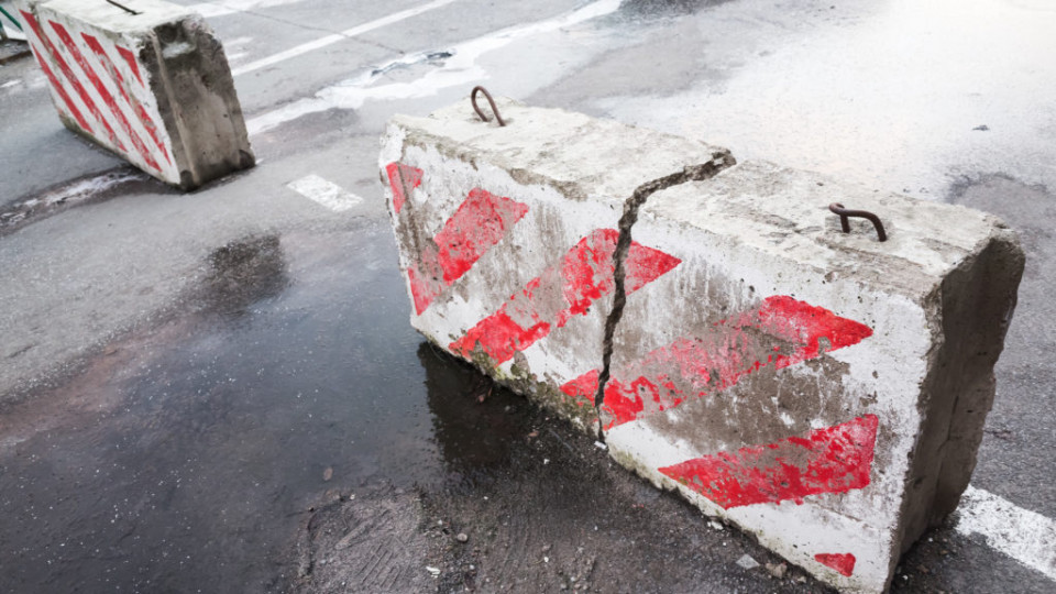 Во власти призвали тероборону убрать бетонные блоки, мешающие проезду транспорта