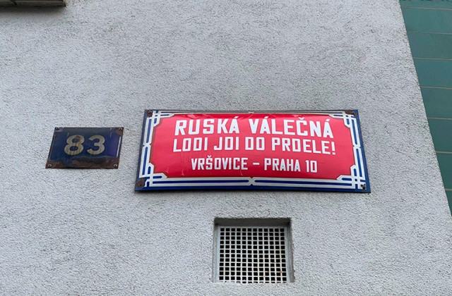 В Праге улицу Русская «переименовали» в известное послание русскому военному кораблю