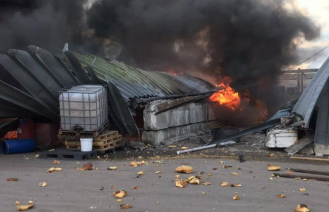 Под Киевом сбили ракету «Калибр», ее обломки упали на Таможенный склад: фото