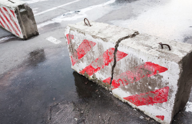 Во власти призвали тероборону убрать бетонные блоки, мешающие проезду транспорта