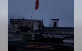 Очередной трофей: в Сумах украинские военные забрали у россиян парадный танк, видео