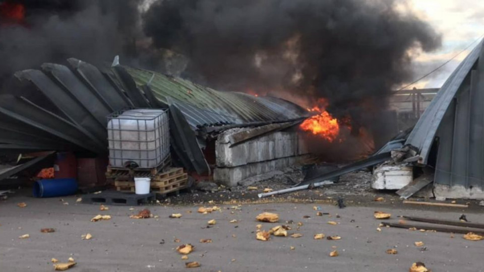 Под Киевом сбили ракету «Калибр», ее обломки упали на Таможенный склад: фото