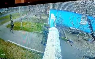 Под Николаевом безоружные люди выгнали из своего двора вооруженных оккупантов, видео