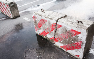 Во власти призвали тероборону убрать бетонные блоки, мешающие проезду транспорта