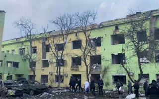 Російські військові розбомбили дитячу лікарню у Маріуполі – міськрада