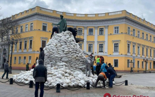 В Одессе символ города защитили мешками с песком, фото