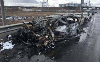 Показали фотографии автомобилей, которые попали под обстрел в Ирпене