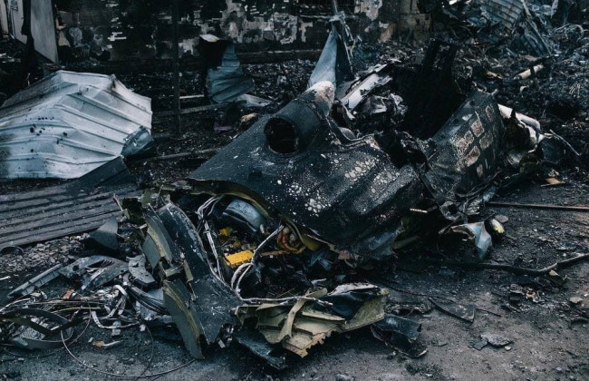 В Киеве над Осокорками сбили вражеский самолет: он упал на жилой дом, фото