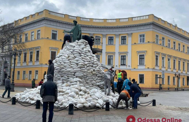 В Одессе символ города защитили мешками с песком, фото