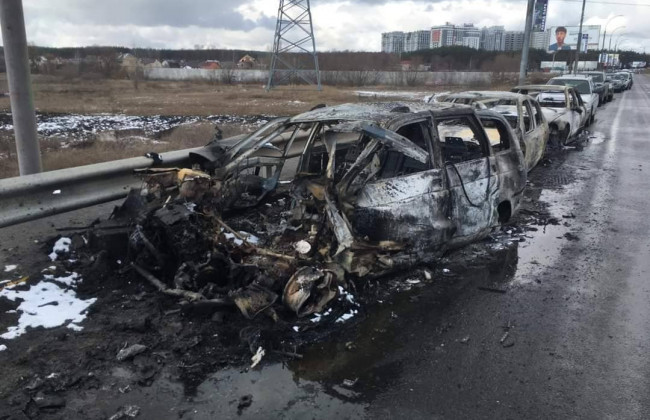 Показали фотографии автомобилей, которые попали под обстрел в Ирпене