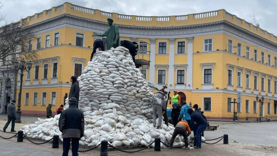 В Одессе символ города защитили мешками с песком, фото