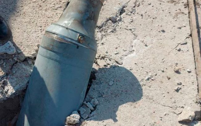 В Николаеве коммунальщики убирают снаряды после обстрелов