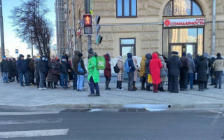 Россияне массово побежали к банкоматам: фото и видео огромных очередей