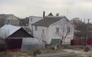 Момент попадания российского снаряда в жилой дом в Николаеве попал на видео