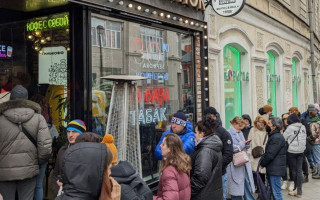 В России люди массово выгребают доллары: появилось фото огромных очередей