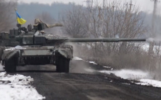 Войска РФ застряли в поле и сбежали, оставив новые танки для ВСУ: видео