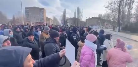 В Мелитополе люди вышли на митинг, требуя вернуть похищенного мэра