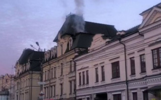 В Киеве на Подоле сбили беспилотник: от взрыва загорелось здание Ощадбанка