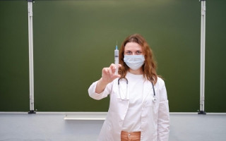 Нещеплених від COVID-19 освітян поновлюють на роботі на час воєнного стану