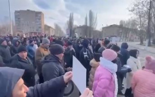 В Мелитополе люди вышли на митинг, требуя вернуть похищенного мэра