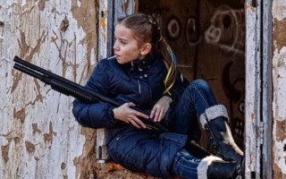 Дональд Туск пристыдил обеспокоенные санкциями страны снимком украинки с оружием