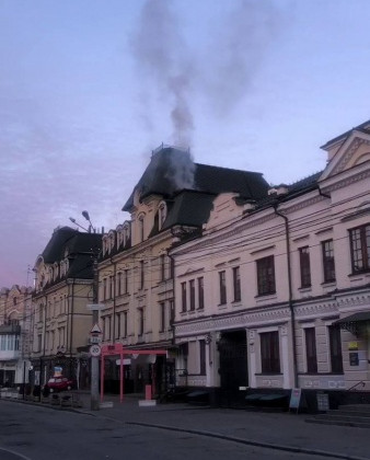 В Киеве на Подоле сбили беспилотник: от взрыва загорелось здание Ощадбанка
