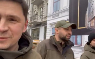 Михаил Подоляк, Давид Арахамия и Кирилл Тимошенко выложили видео, где они гуляют по Киеву