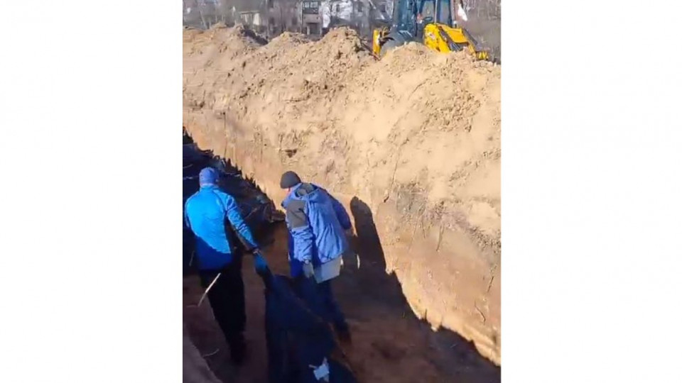 «Братская могила на территории церкви»: в Буче похоронили десятки мирных граждан, видео