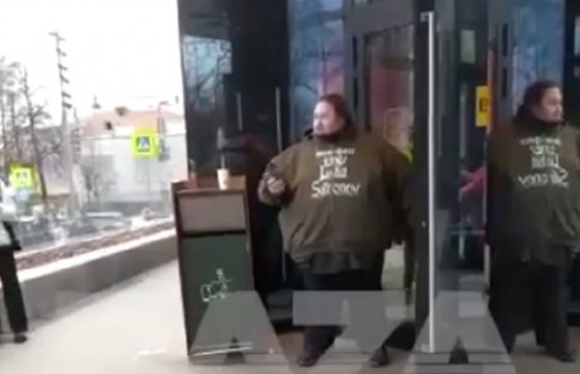 В Москве сын художника Никаса Сафронова приковал себя наручниками ко входу в «Макдональдс»: видео