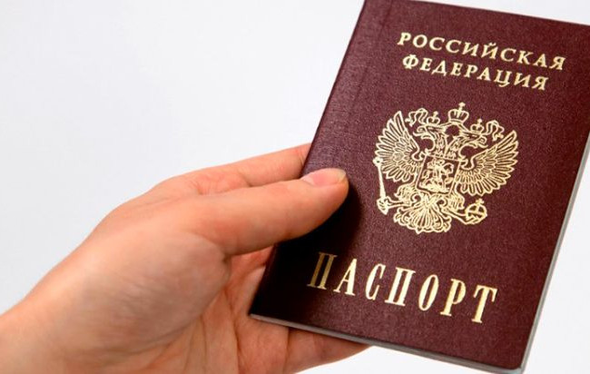 Россиянка порвала свой паспорт со словами «Прощай немытая Россия», видео