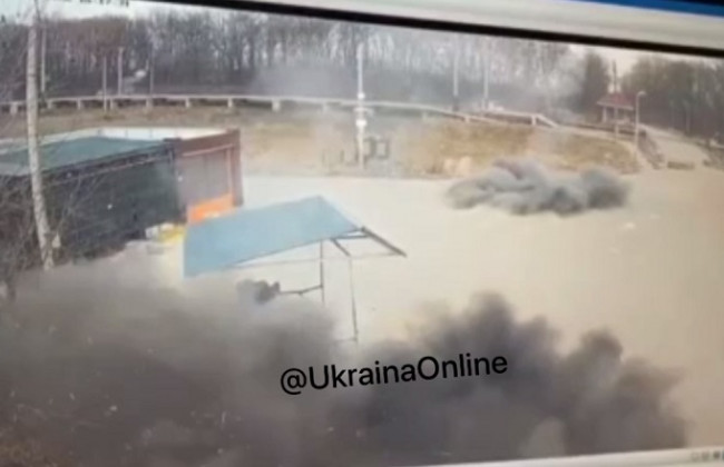 На Київщині обстріляли автобусну зупинку, на якій знаходилися люди: відео