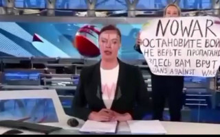 «Остановите войну! Не верьте пропаганде! Здесь вам все врут!», — в эфир «первого канала» ворвалась девушка с плакатом, видео