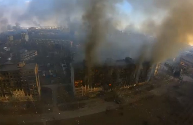 Как выглядит Мариуполь с неба: разрушен, в дыму и огне, видео