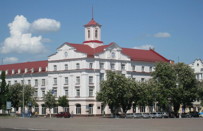 Внаслідок ворожих атак постраждали будівлі Чернігівського апеляційного суду та Господарського суду Чернігівської області