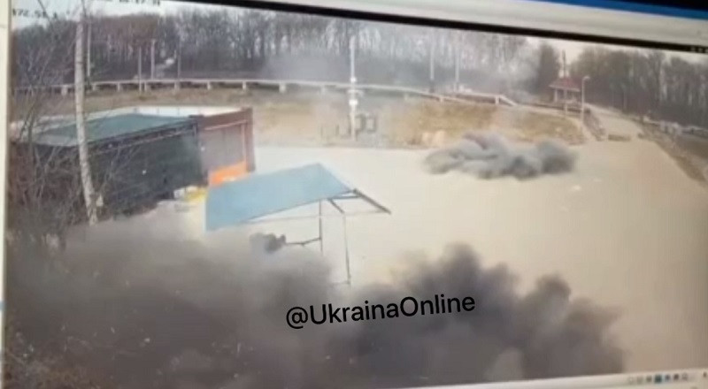 На Київщині обстріляли автобусну зупинку, на якій знаходилися люди: відео