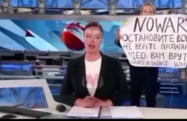 «Остановите войну! Не верьте пропаганде! Здесь вам все врут!», — в эфир «первого канала» ворвалась девушка с плакатом, видео