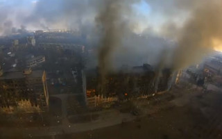 Как выглядит Мариуполь с неба: разрушен, в дыму и огне, видео