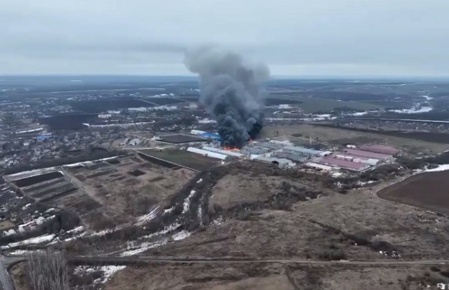 Вспыхнул пожар из-за авиабомб в поселке Дергачи: видео