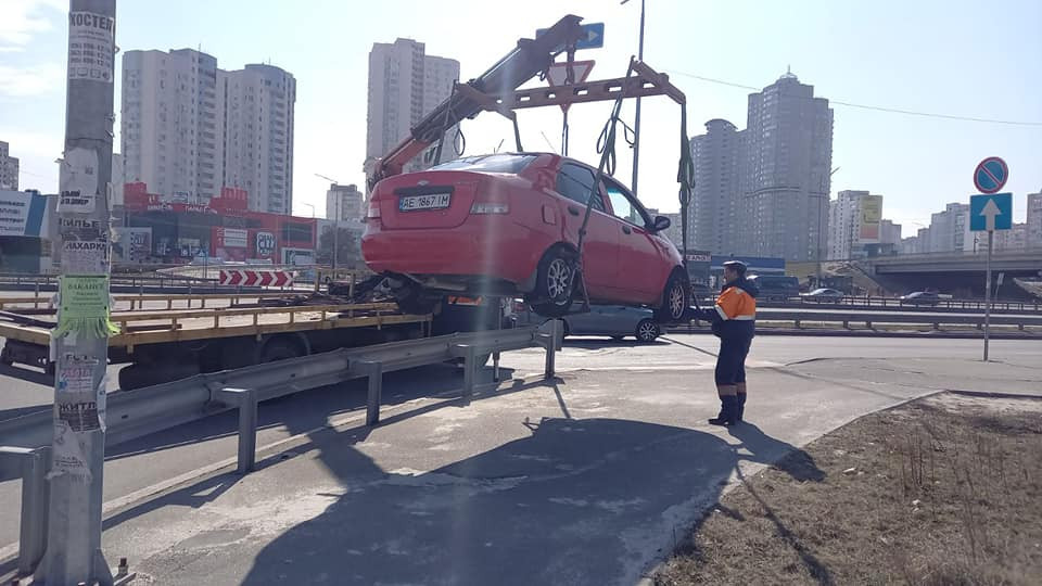 В Киеве убирают брошенные и разбитые автомобили, фото