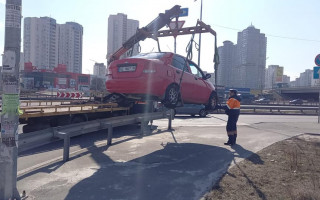 В Киеве убирают брошенные и разбитые автомобили, фото