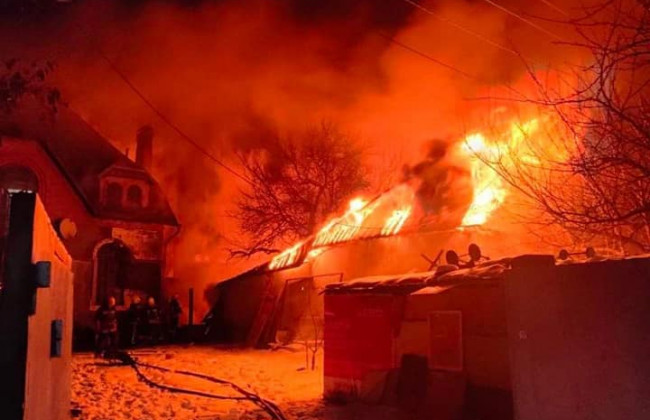 В Харькове под завалами нашли тела 7 погибших, а вражеский обстрел спровоцировал большой пожар