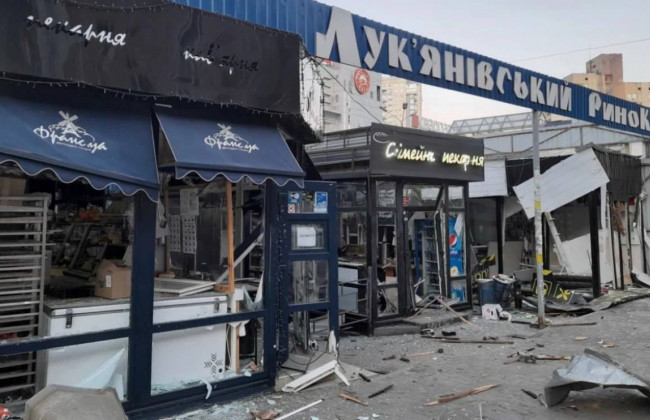 В сети опубликовали фото Киева после обстрелов: в зданиях выбиты окна и двери, повреждена кровля