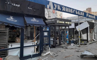 В сети опубликовали фото Киева после обстрелов: в зданиях выбиты окна и двери, повреждена кровля