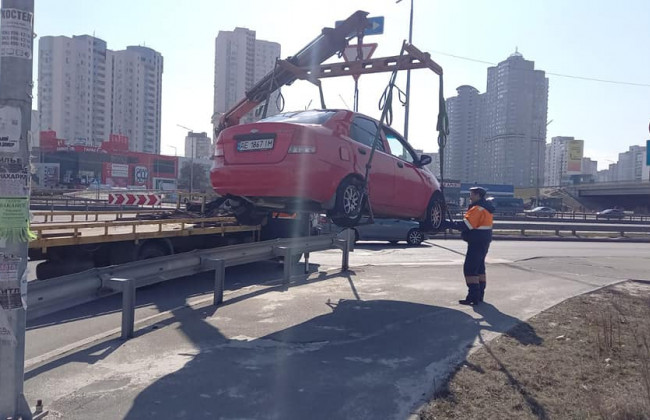 В Киеве убирают брошенные и разбитые автомобили, фото