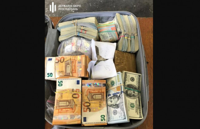 ДБР передало на потреби армії мільйон доларів, вилучених при спробі вивезення їх за кордон дипломатом