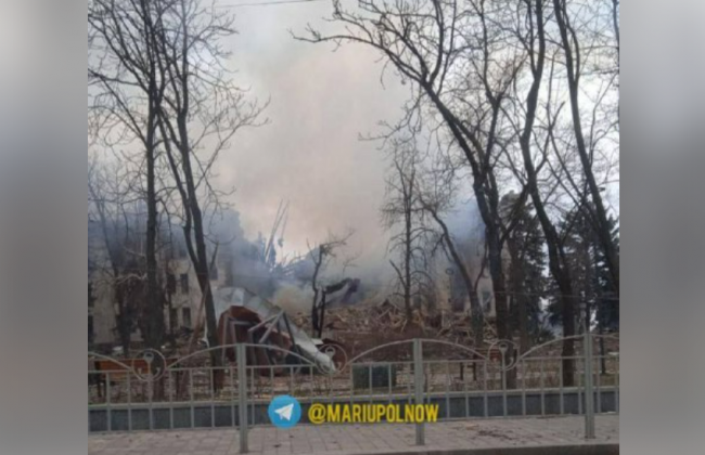 Російська авіація розбомбила театр у Маріуполі – міськрада