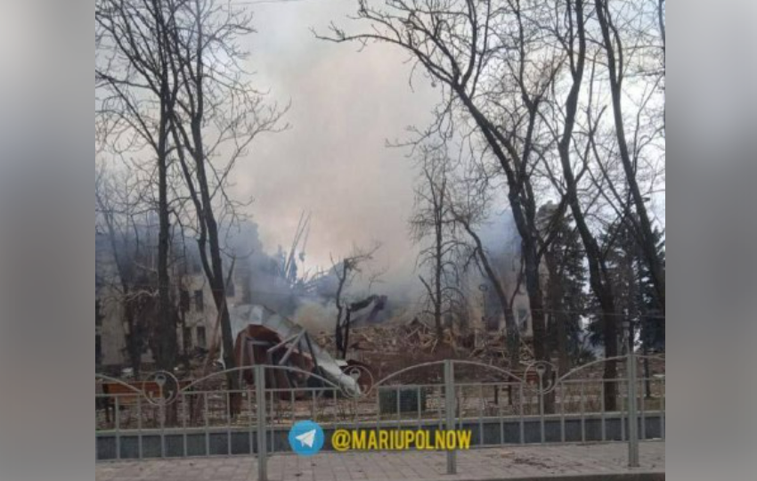 Російська авіація розбомбила театр у Маріуполі – міськрада