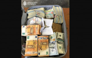 ДБР передало на потреби армії мільйон доларів, вилучених при спробі вивезення їх за кордон дипломатом