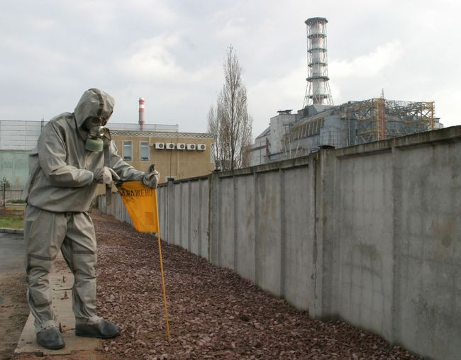 Вивозять оргтехніку та спецодяг: війська РФ розграбовують Чорнобиль
